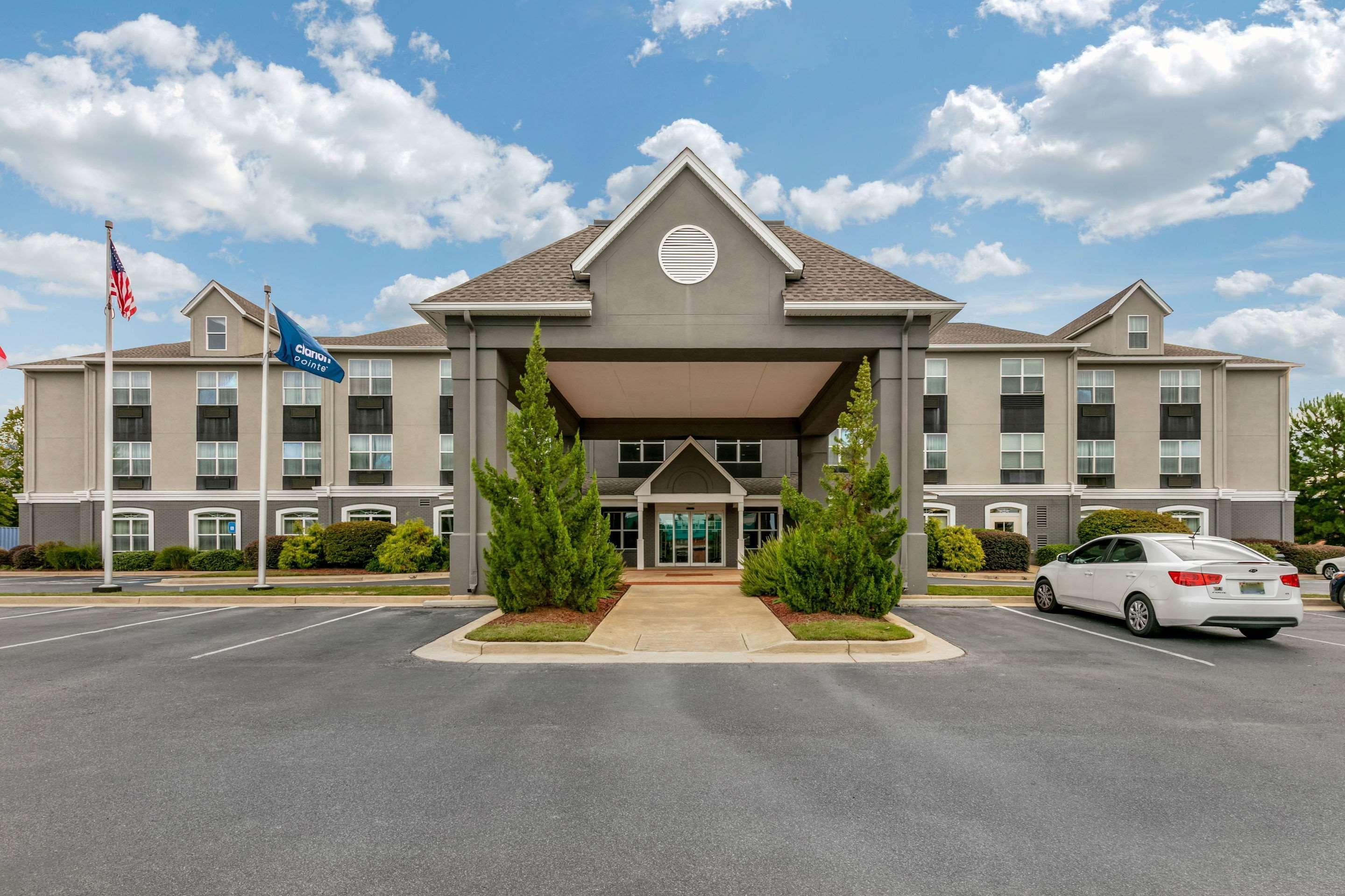 Hotel Clarion Pointe Columbus-Bradley Park Exterior foto
