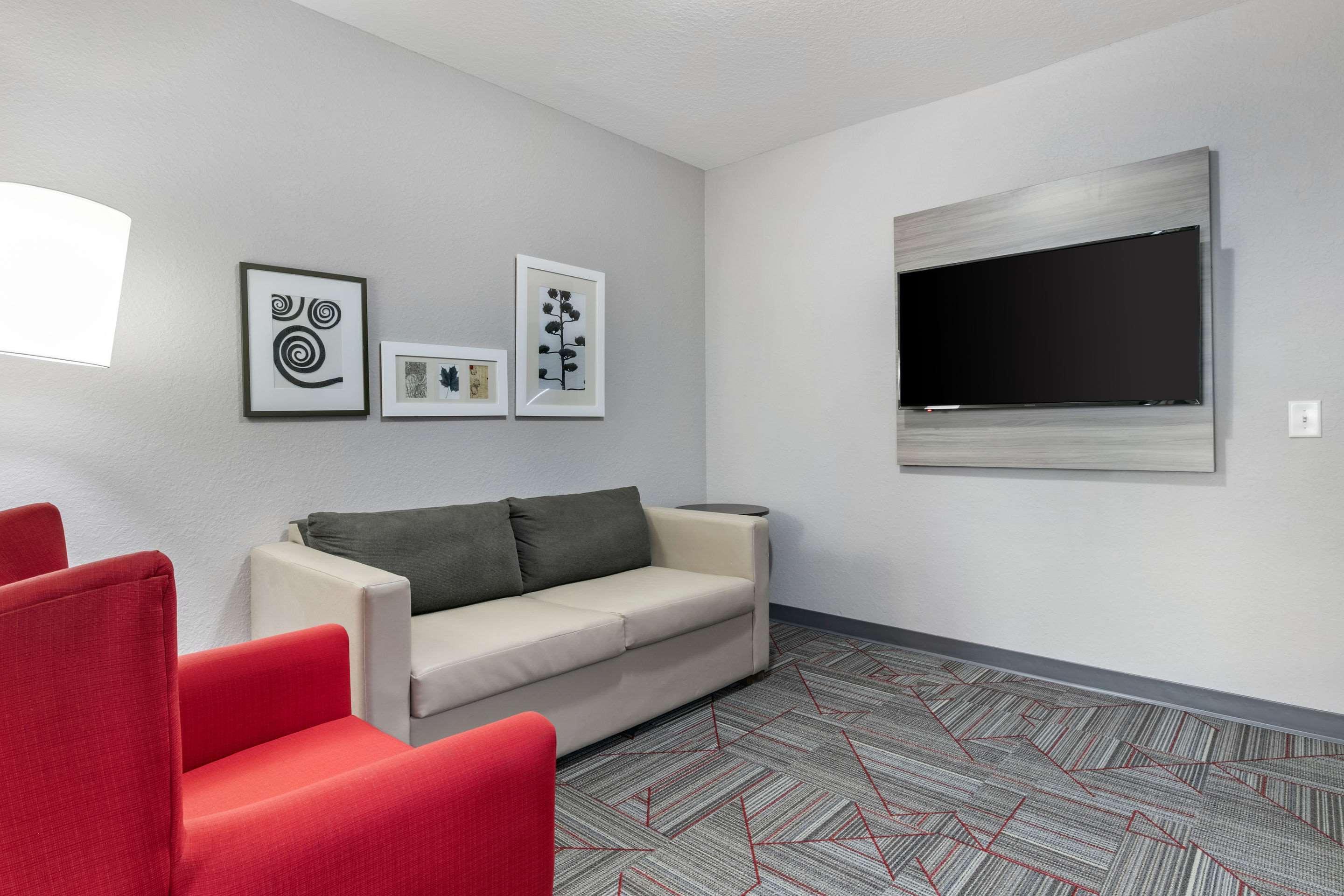 Hotel Clarion Pointe Columbus-Bradley Park Exterior foto