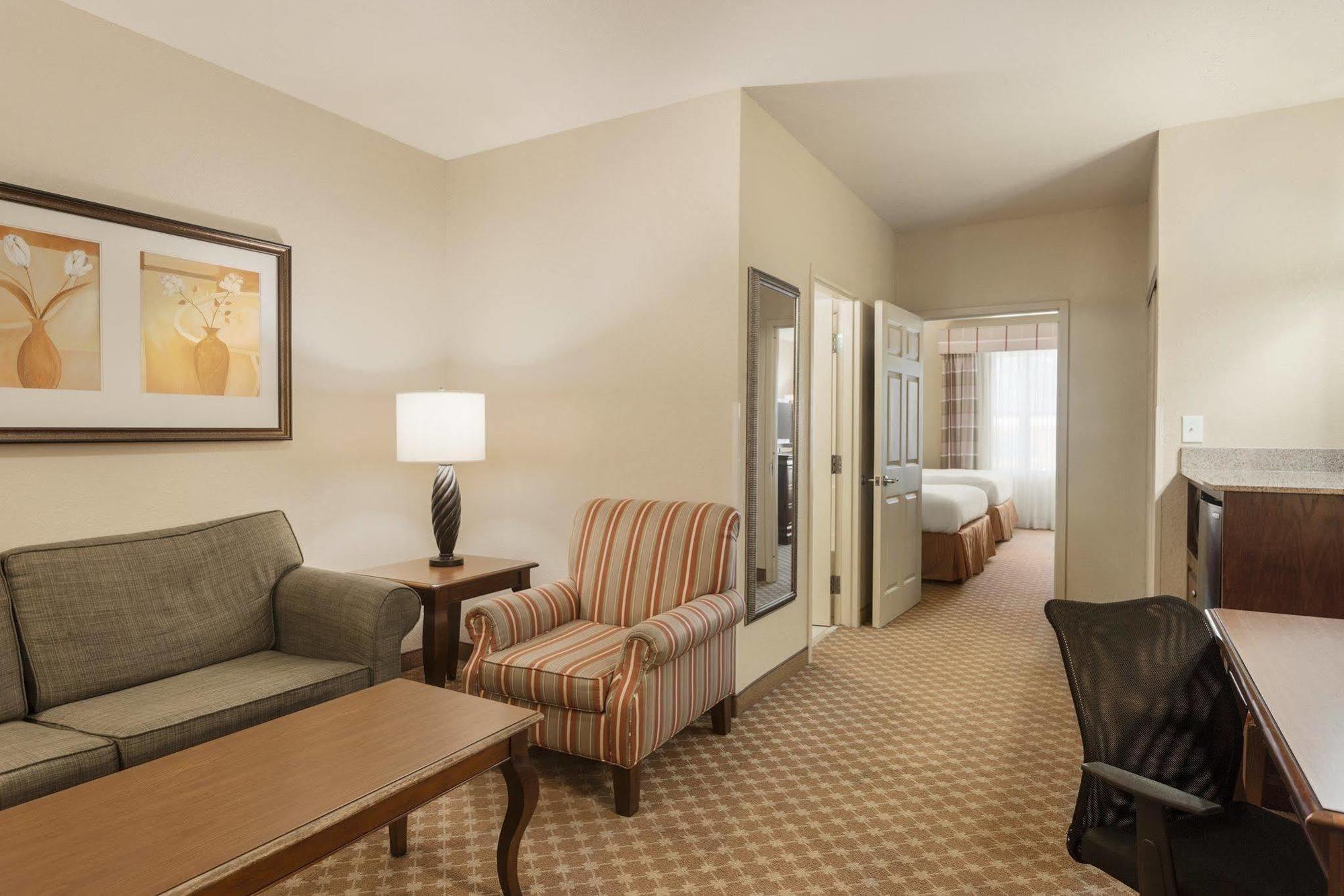 Hotel Clarion Pointe Columbus-Bradley Park Exterior foto