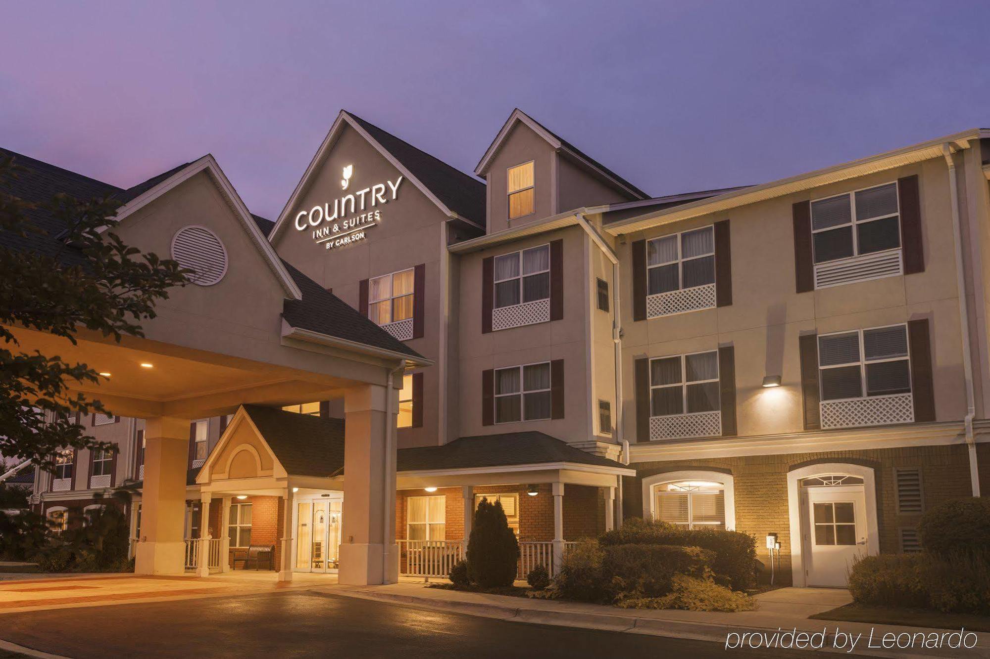 Hotel Clarion Pointe Columbus-Bradley Park Exterior foto