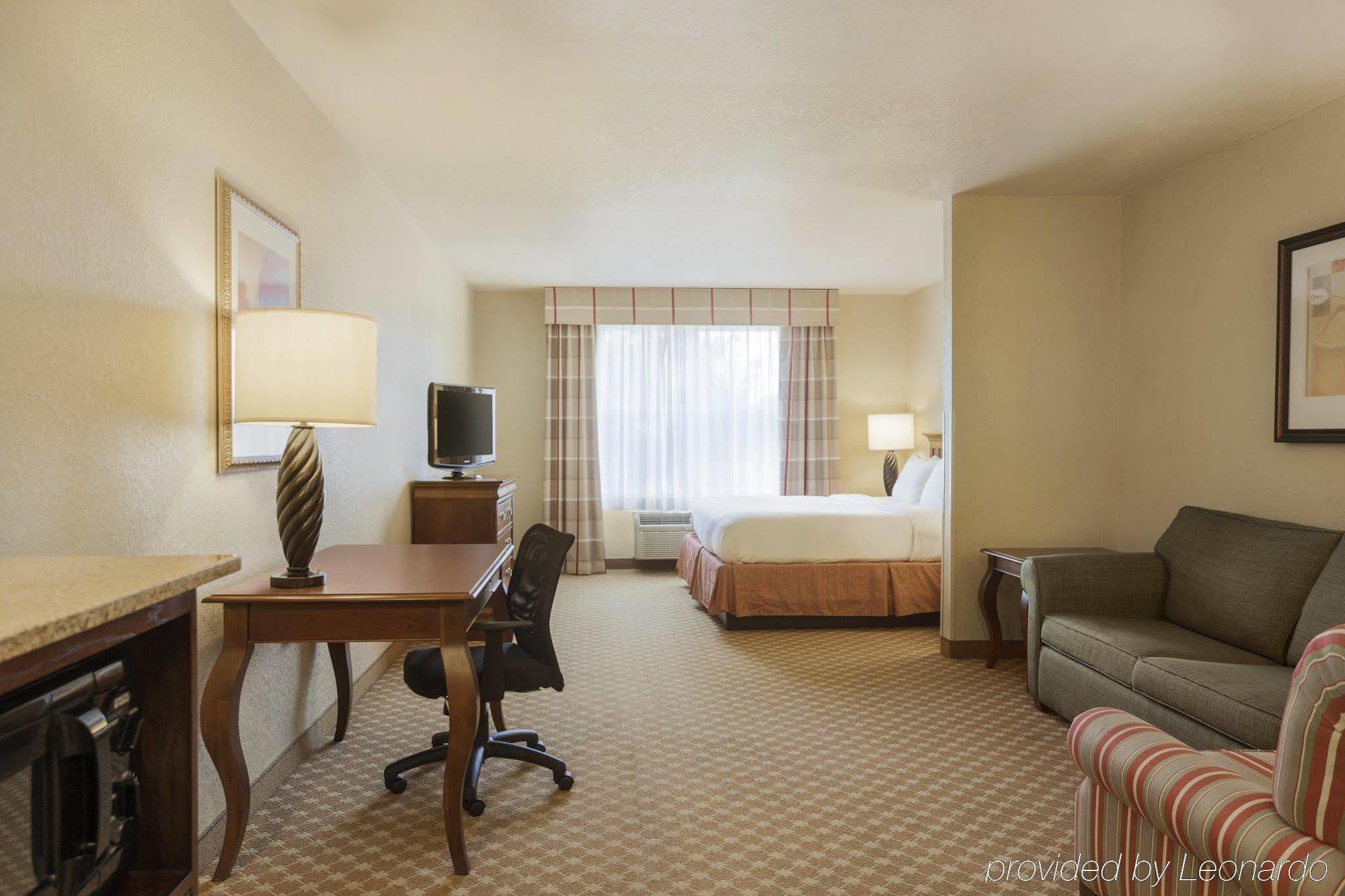 Hotel Clarion Pointe Columbus-Bradley Park Exterior foto