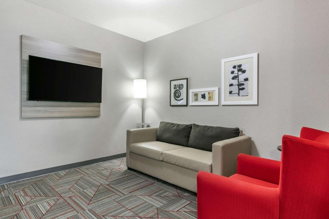 Hotel Clarion Pointe Columbus-Bradley Park Exterior foto